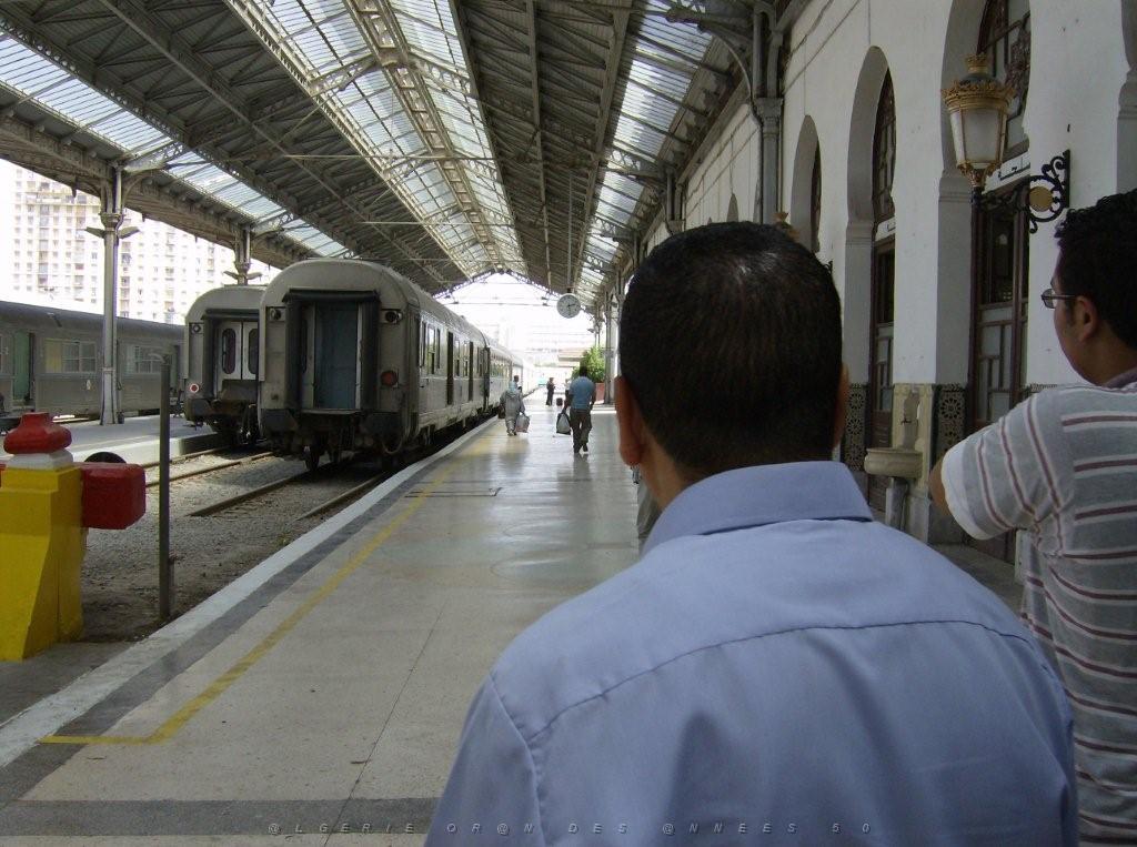 ORAN JUIN 2007 LA GARE ET SES QUAIS.jpg